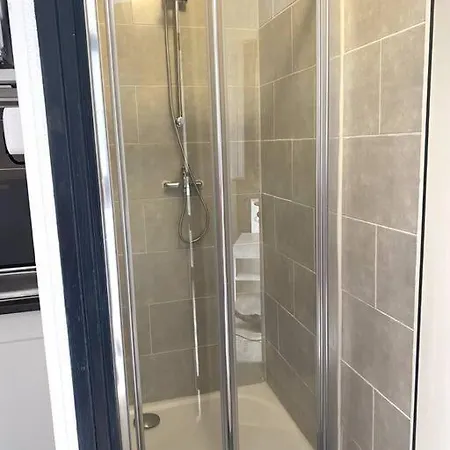 Modern Downtown Cosy Nest דירה